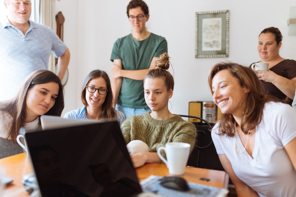 grupo de personas mirando la pantalla de un ordenador